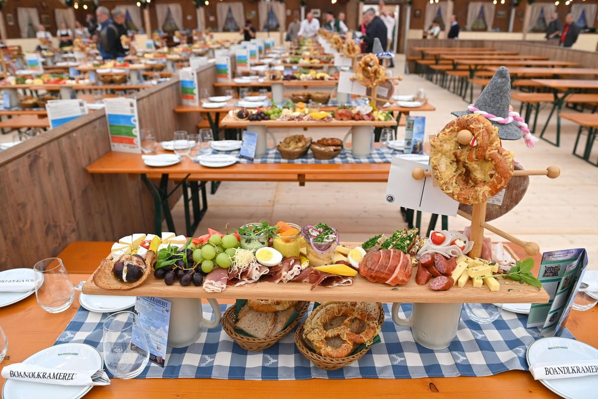 Gedeckte Tische mit bayerischer Brotzeit im Festzelt BOANDLKRAMEREI auf der Oide Wiesn, Zelt,Bierzelt, Presserundgang vor dem 189. Oktoberfest 2024 am 19.09.2024 *** Set tables with Bavarian snacks in ...