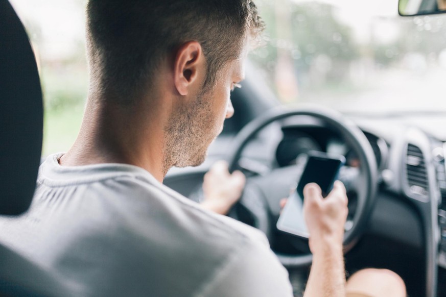 Aufs Handy zu schauen beim Autofahren gehört zu den größten Risikofaktoren für einen Unfall.