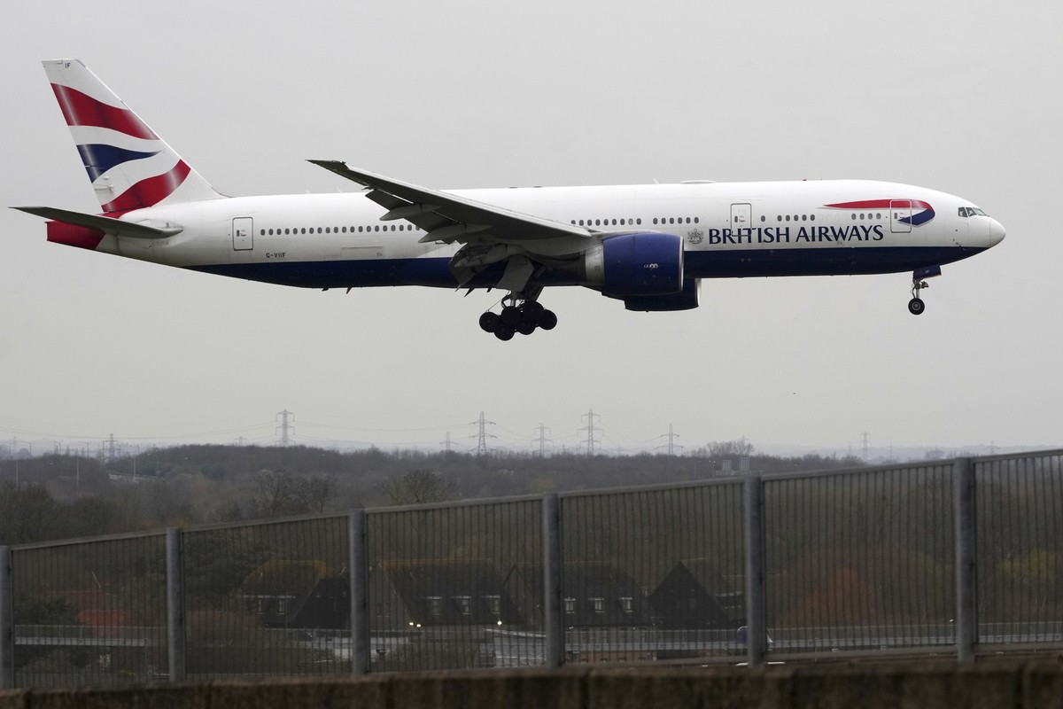 A British Airways plane approaches landing as Heathrow Airport slowly resumes flights after a fire cut power to Europe&#039;s busiest airport in London, Saturday, March 22, 2025.(AP Photo/Kirsty Wiggl ...