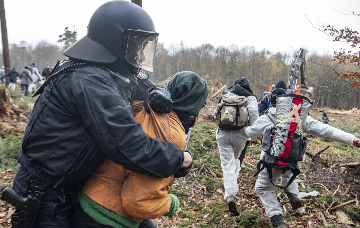Zu Rangeleien zwischen Aktivisten und Polizei kommt es im Wald bei Dannenrod, als Demonstranten in die abgesperrte Rodungsfläche eindringen. Aktivisten wehren sich hier seit mehr als einem Jahr mit ei ...