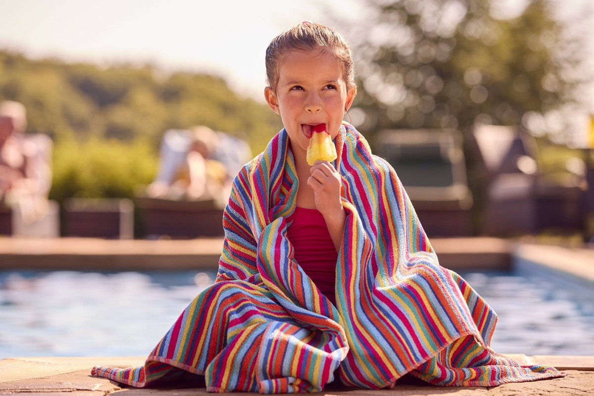 mädchen,essen,sommer,urlaub,wassereis,homonym,isst,nahrungsaufnahme,sommerlich,ferien ** girl,eating,summer,vacation,water ice,girls,eat,summers,vacations,water ices mmq-14df ,model released, Symbolfo ...