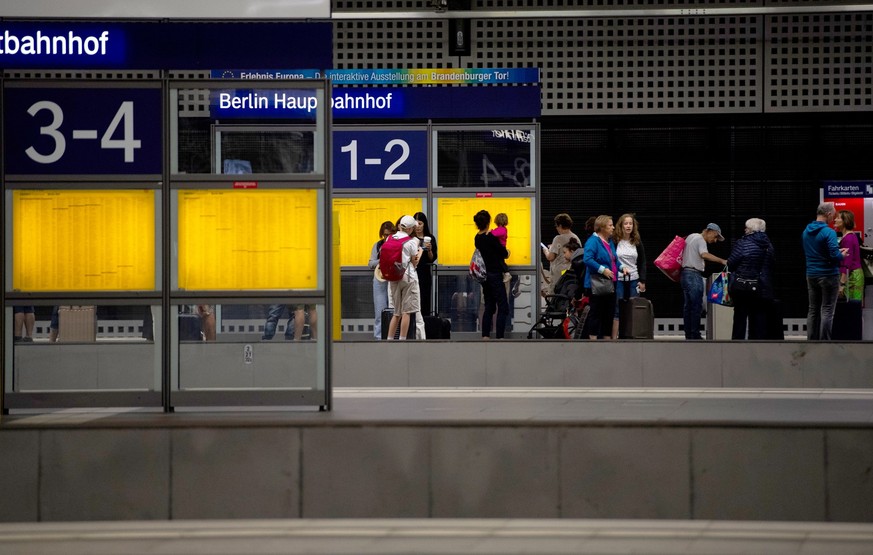 09.09.2023, Berlin: Reisende stehen auf einem Bahnsteig im Hauptbahnhof Berlin. Nach einem mutmaßlichen Brandanschlag müssen Bahnreisende auch am Samstag noch mit Einschränkungen auf der Bahnstrecke z ...