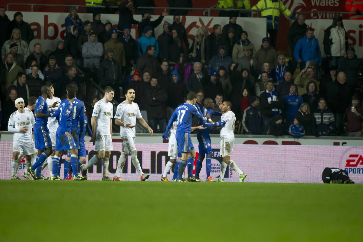Bildnummer: 12555257 Datum: 23.01.2013 Copyright: imago/Colorsport
Football - 2012 / 2013 Capital One Cup - Semi-Final, Second Leg: Swansea vs. Chelsea swansea & chelsea players scuffle and Ballb ...