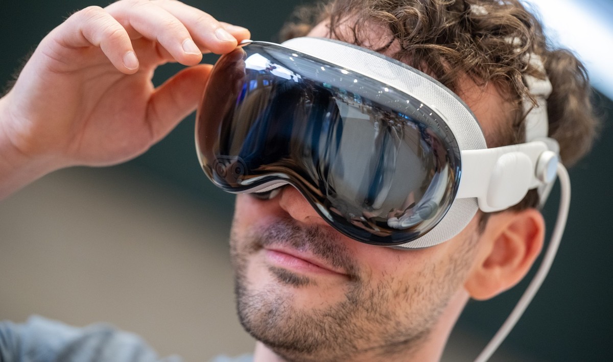 12.07.2024, Berlin: Ein Kunde testet im Apple-Store am Kurf