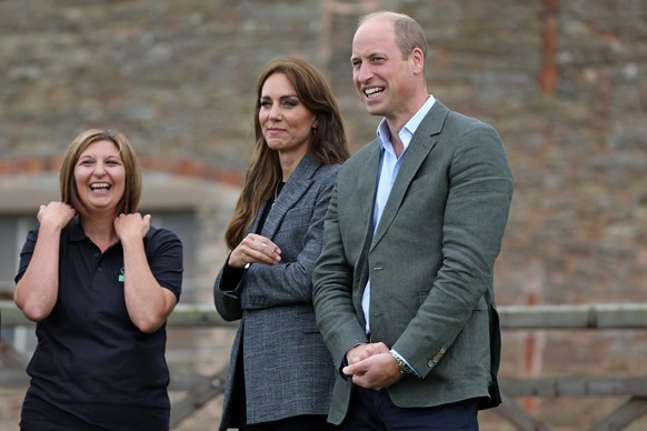 14.09.2023, Gro�britannien, Hereford: William (r), Prinz von Wales, und Kate (M), Prinzessin von Wales, unterhalten sich w�hrend eines Besuchs der �We Are Farming Minds Charity� auf der Kings Pitt Far ...