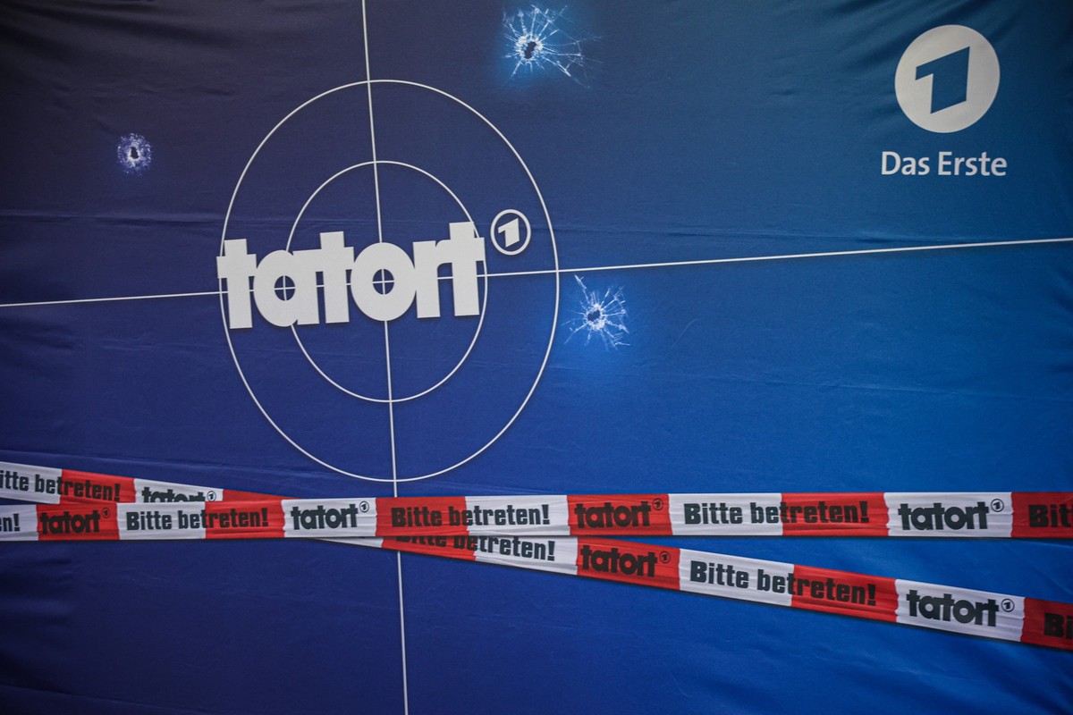 TATORT M�nster, Kino Premiere Plakatwand mit Tatort Logo. M�nster, Nordrhein-Westfalen, DEU, Deutschland, 06.12.2023 *** TATORT M�nster, cinema premiere billboard with Tatort logo M�nster, North Rhine ...