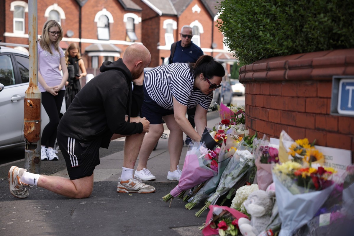 dpatopbilder - 30.07.2024, Gro�britannien, Southport: Menschen legen Blumen in der N�he des Tatorts in der Hart Street ab, wo am Montag (29.07.) w�hrend einem Taylor-Swift-Mottoevent in einer Tanzschu ...
