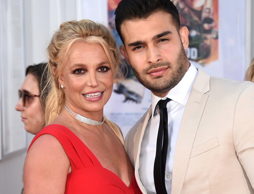 22.07.2019, USA, Los Angeles: Britney Spears und Sam Asghari kommen zur Premiere von &quot;Once Upon a Time in Hollywood&quot; im TCL Chinese Theatre in Los Angeles, Montag, 22. Juli 2019. Spears gab  ...