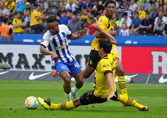 27.08.2022, Berlin: Fußball: Bundesliga, Hertha BSC - Borussia Dortmund, 4. Spieltag, Olympiastadion, Herthas Chidera Ejuke (l) gegen Dortmunds Mats Hummels (r). Foto: Soeren Stache/dpa - WICHTIGER HI ...