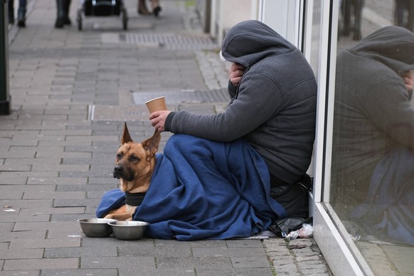 Düsseldorf 15.12.2021 Reichtum Armut Obdachloser Obdachlose Bettler Flaschensammler Leergut Flaschenpfand Hausrat Hartz IV Satz Lebenshaltungskosten Arbeitslosengeld Grundsicherung Sozialleistungen Ex ...