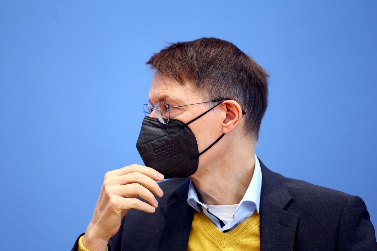 German Health Minister Karl Lauterbach attends a news conference with Paul-Ehrlich-Institute&#039;s (PEI) President Klaus Cichutek, as the number of coronavirus disease (COVID-19) cases is on the rise ...