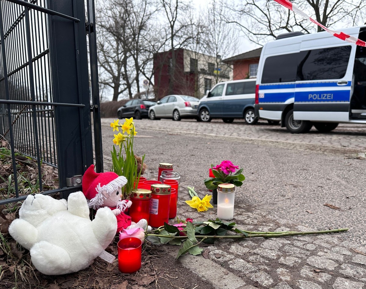 22.02.2023, Berlin: Unbekannte haben unweit des Bürgerparks in Pankow Plüschtiere, Kerzen und Blumen zum Gedenken an ein Kind abgelegt. Das fünf Jahre alte Mädchen wurde am gestrigen Abend schwer verl ...