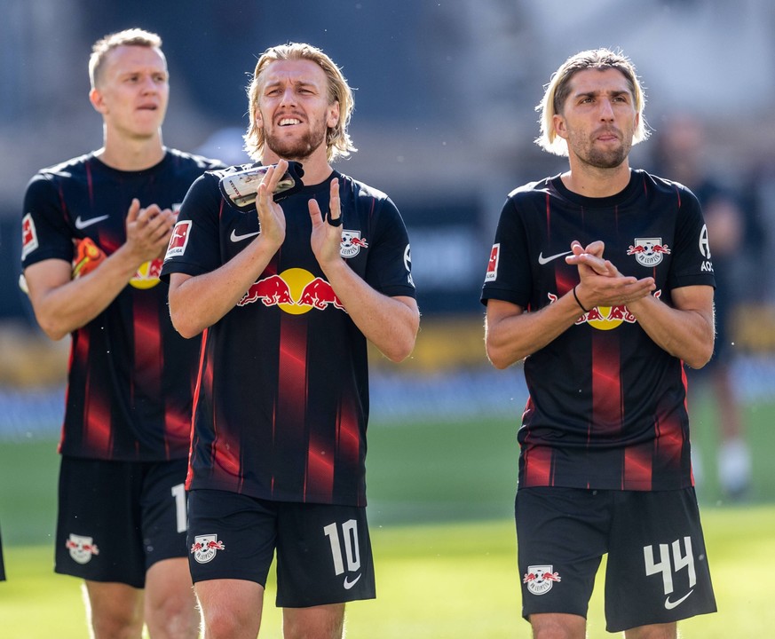 Leipzigs Lukas Klostermann, Emil Forsberg und Kevin Kampl bedanken sich nach dem Spiel bei den Fans. Fussball 1. Bundesliga, 1. Spieltag: VFB Stuttgart - RB Leipzig 1-1. 07. August 2022: Stuttgart, Me ...