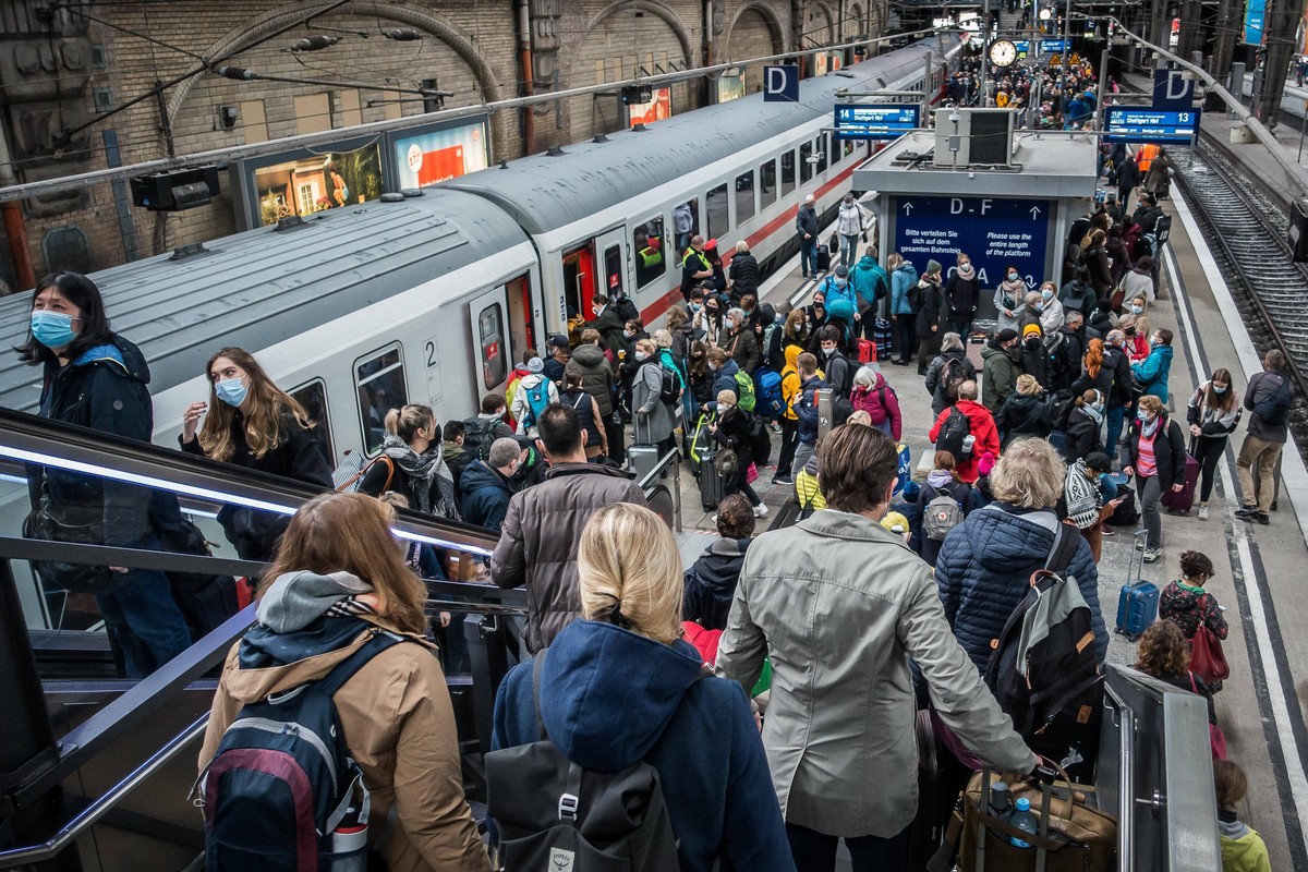 Hamburg Reisewelle, ueberfuellte Bahngleise, Chaos und Menschenmassen am Hauptbahnhof Hamburg, 21.10.2021, Reisewelle, ueberfuellte Bahngleise, Chaos und Menschenmassen am Hauptbahnhof Hamburg, 21.10. ...