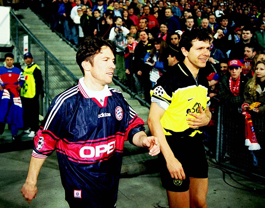 18.03.1998: Als die Bundesliga noch zur Crème de la Crème im internationalen Fußball gehört, treffen der BVB und die Bayern im Viertelfinale der Champions League aufeinander. Dortmund und Andreas Möller (rechts) sind Titelverteidiger, die Bayern gespickt mit Stars wie Lothar Matthäus, der als Libero aufläuft. Dortmund gewinnt mit 1:0 nach Verlängerung und scheitert erst im Halbfinale am späteren Sieger Real Madrid <a target="_blank" rel="nofollow" href="https://www.watson.de/sport/unvergessen/967318433-bvb-torfall-von-madrid-wird-durch-guenther-jauch-zur-tv-geschichte">und einem kaputten Tor</a>.