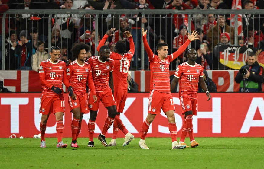 Fussball, Herren, Saison 2022/2023, Champions League Achtelfinale, Rückspiel, FC Bayern München - Paris Saint-Germain, v. l. Leroy Sane FC Bayern München, Serge Gnabry FC Bayern München, Dayot Upameca ...