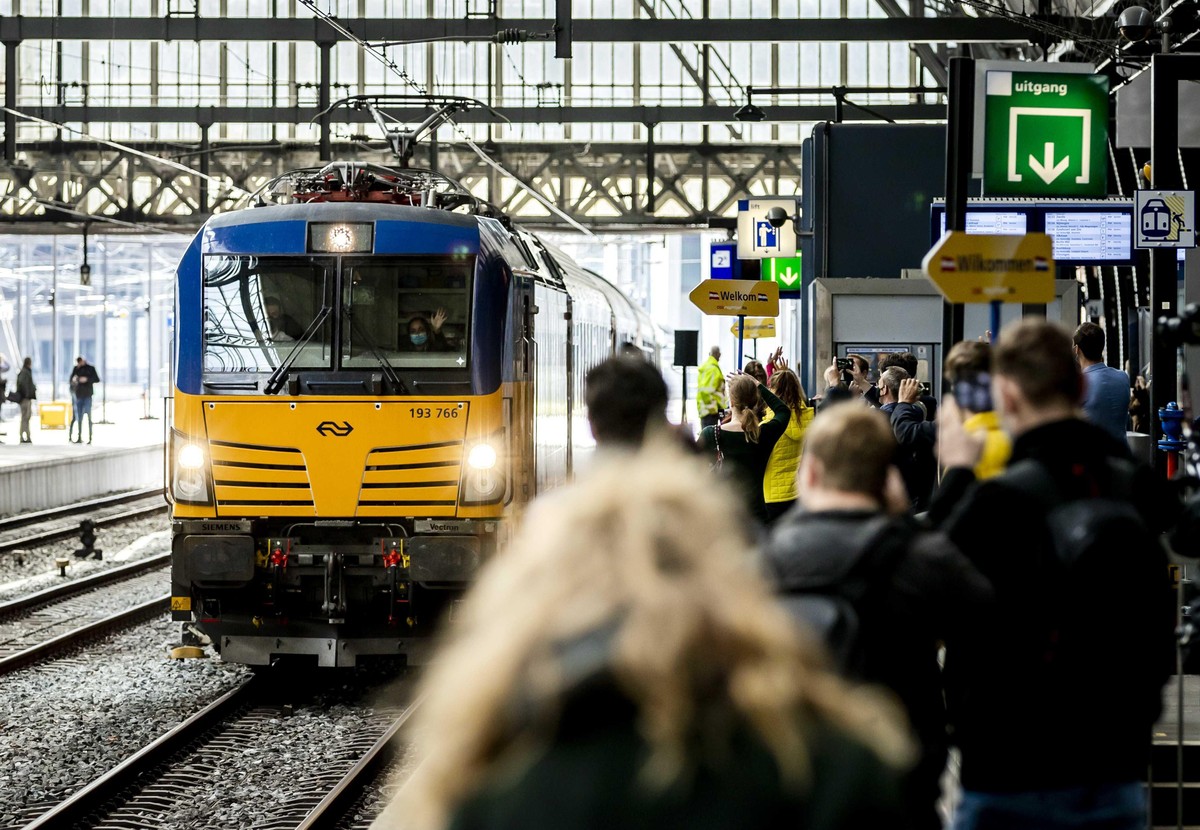 2021-05-25 10:44:01 AMSTERDAM - Der erste sogenannte Nightjet, ein Nachtzug zwischen Amsterdam und Wien / Innsbruck, kommt aus Österreich am Amsterdamer Hauptbahnhof an. Nach mehr als vier Jahren ohne ...