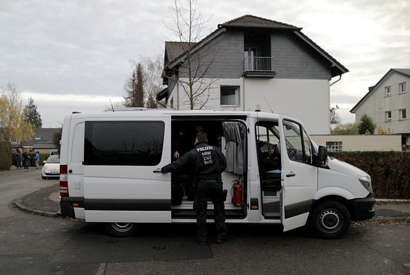 05.12.2018, Nordrhein-Westfalen, Pulheim: Polizisten verlassen das Wohnhaus eines Italieners. Ermittler in Deutschland, Italien, den Niederlanden und Belgien sind mit einer Razzia gegen Mitglieder der ...