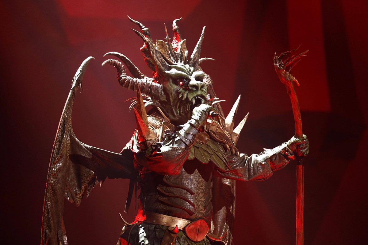 Der Drache in der 1. Live Show der 2. Staffel The Masked Singer 2020 in den MMC Studios K�ln-Ossendorf. K�ln, 10.03.2020 *** The Dragon in the 1 Live Show of the 2 Season The Masked Singer 2020 in the ...
