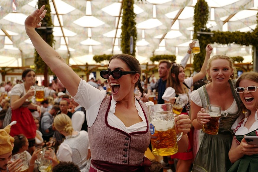 Das Oktoberfest bedeutet für viele Besucher:innen vor allem ausgelassene Feierstimmung.