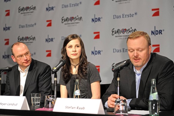 Thomas Schreiber, Lena Meyer-Landrut und Stefan Raab: Diese Aufnahme stammt aus dem Jahr 2010 und wurde anlässlich des Finales von "Unser Star für Oslo" aufgenommen.