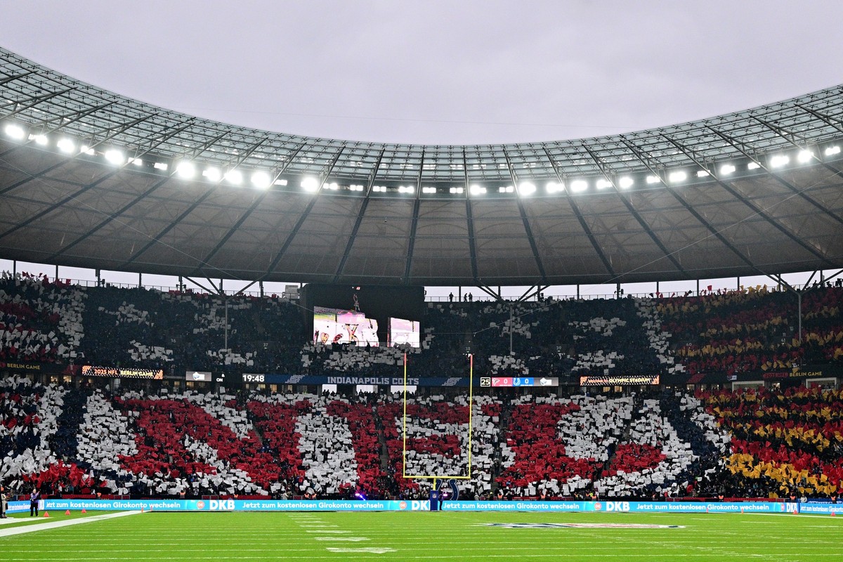 09.11.2025, Berlin: American Football: Profiliga NFL, Indianapolis Colts - Atlanta Falcons, Hauptrunde, Hauptrunde-Partien, 10. Spieltag, Olympiastadion Berlin. Das NFL-Logo, die US-Farben und die deu ...