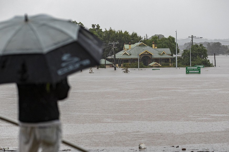 (220308) -- SYDNEY, March 8, 2022 (Xinhua) -- A flooded house is seen in Windsor, New South Wales, Australia on March 8, 2022. Flash floods, wild winds and storms are continuing to lash Australia&#039 ...