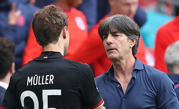 29.06.2021, Großbritannien, London: Fußball: EM, England - Deutschland, Finalrunde, Achtelfinale im Wembley Stadion. Bundestrainer Joachim Löw und Thomas Müller umarmen sich nach der Partie. Foto: Chr ...