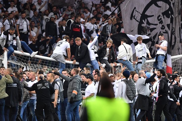 Fußball Europa League Halbfinale Eintracht Frankfurt - West Ham United am 05.05.2022 im Deutsche Bank Park in Frankfurt Platzsturm / Fanblock / Fans Frankfurt rennen nach dem Abpfiff auf den Rasen und ...