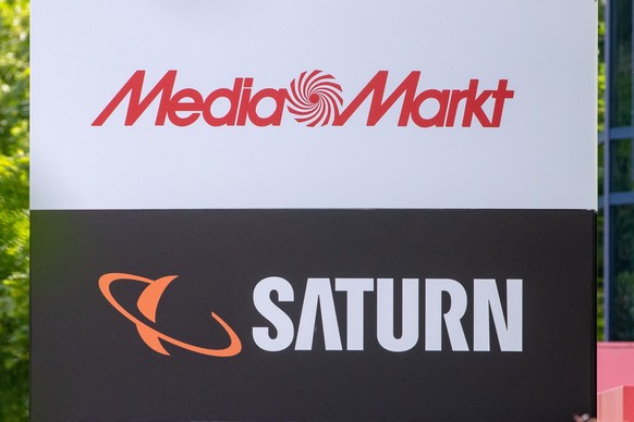 ARCHIV - 29.06.2018, Bayern, Ingolstadt: Ein Schild mit den Schriftz�gen von Media Markt und Saturn, aufgenommen vor der Firmenzentrale der Media-Saturn-Gruppe. (Zu dpa &quot;Mediamarkt und Saturn gli ...