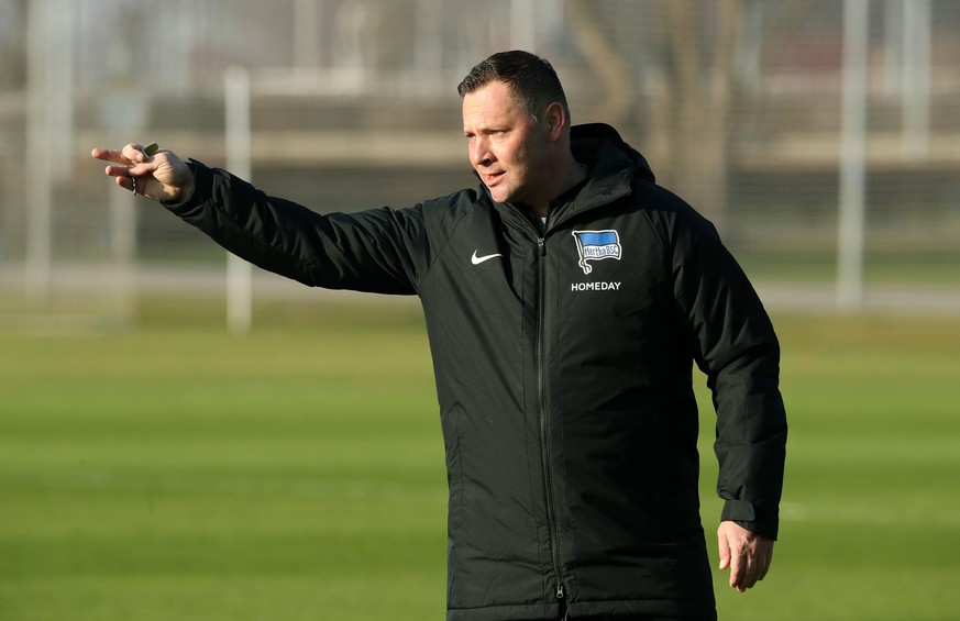 Trainer Pal Dardai zeigend, gestikulierend / Aktion / Oberkoerper Oberkörper / / Fußball Fussball / Training / 1.Bundesliga Herren DFL / Saison 2020/2021 / 26.01.2021 / Hertha BSC Berlin / DFL regulat ...