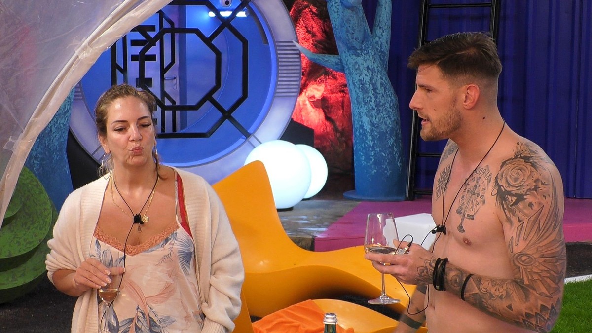 Auf dem Planet eckt Neu-Einzug Pascal Kappés mit Daniela Büchner an. Titel: Promi Big Brother;
Copyright: SAT.1;
Bildredakteur: Clarissa Schreiner;
 
Rechtehinweis: Dieses Bild darf bis eine Woche nac ...
