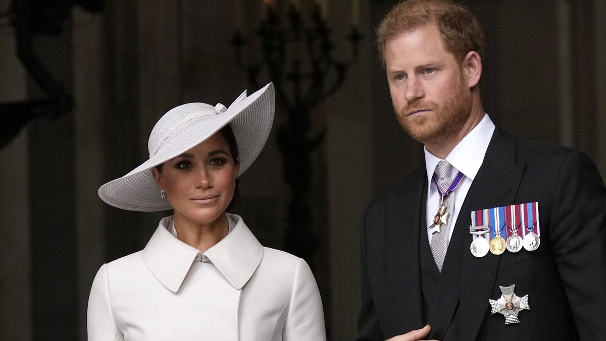 ARCHIV - 03.06.2022, Großbritannien, London: Der britische Prinz Harry, Herzog von Sussex, und seine Frau Meghan, Herzogin von Sussex, verlassen nach einem Gottesdienst die St. Paul's Cathedral. ...