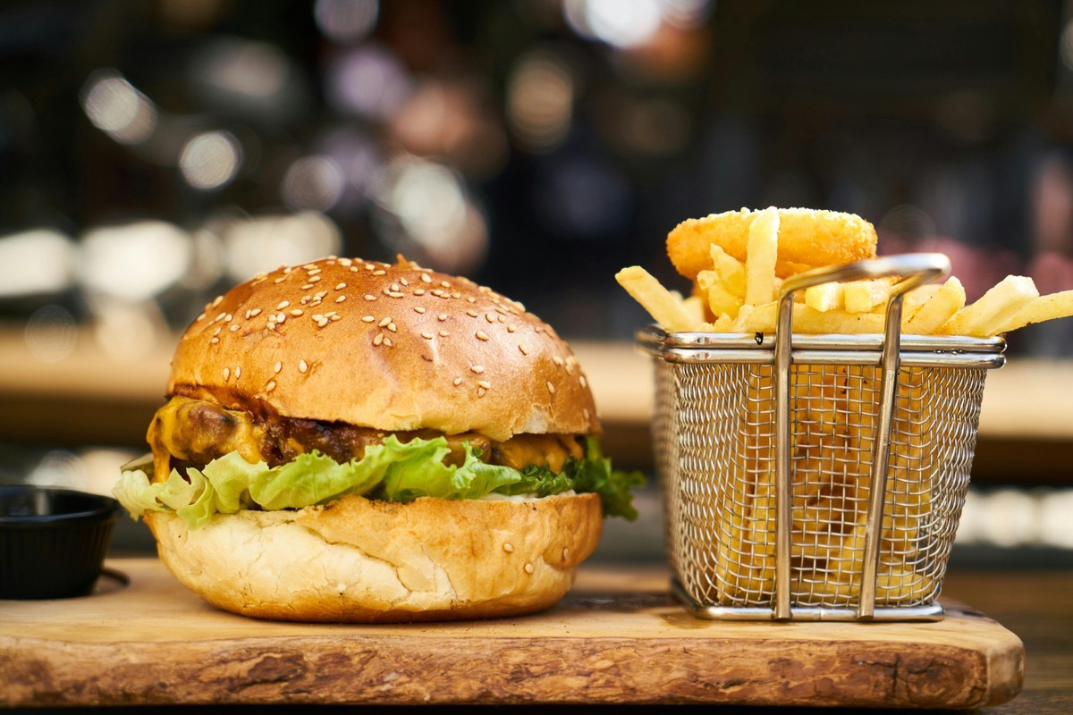 Ein typischer Millennial-Burger mit Pommes im Mini-Frittierkorb.