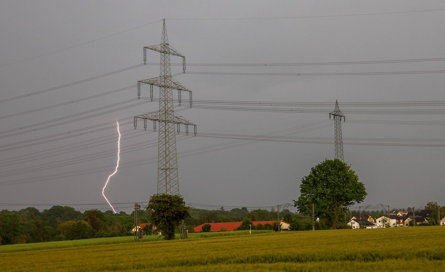 Gewitter in Hessen Ein Blitz schl