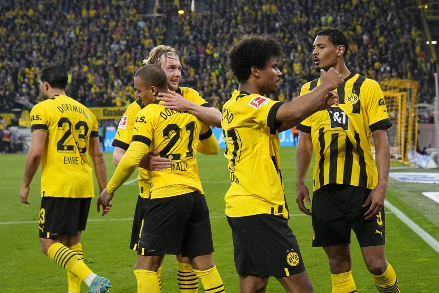 Dortmund&#039;s Donyell Malen, center, left, celebrates the fourth goal with teammates during the German Bundesliga soccer match between Borussia Dortmund and Eintracht Frankfurt in Dortmund, Germany, ...