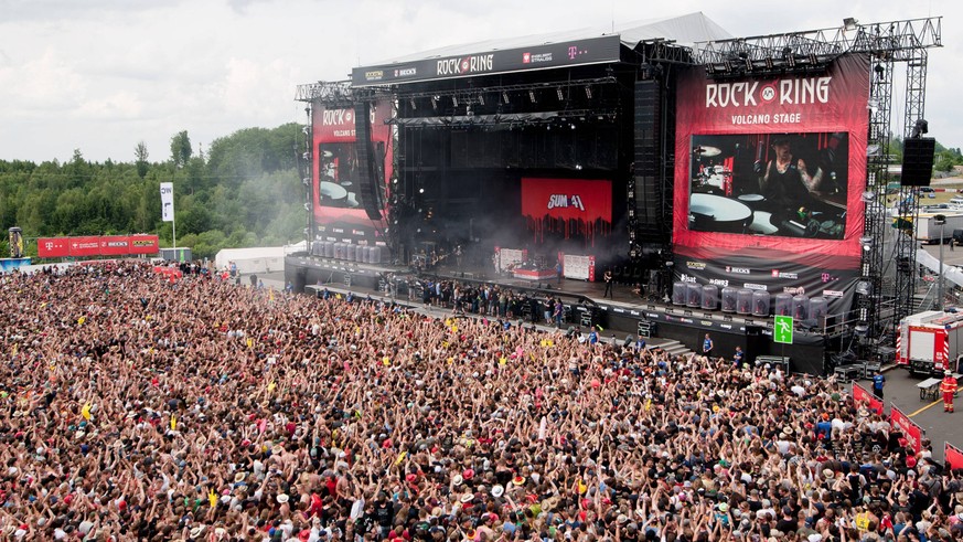 Nuerburg Centerstage mit Sum41 auf der Buehne und Publikum Rock am Ring 2017 Tag 2 Copyright: xReinelt/Eibner-Pressefotox EPDRT