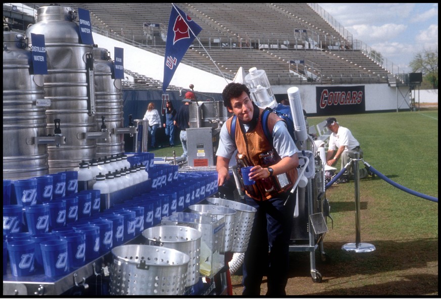 Touchstone / DR WATERBOY (THE WATERBOY) de Frank Coraci 1998 USA avec Adam Sandler football amŽricain, terrain, self service, eau, vendeur PUBLICATIONxINxGERxSUIxAUTxONLY WATERBOY (1998) 06 NUR REDAKT ...