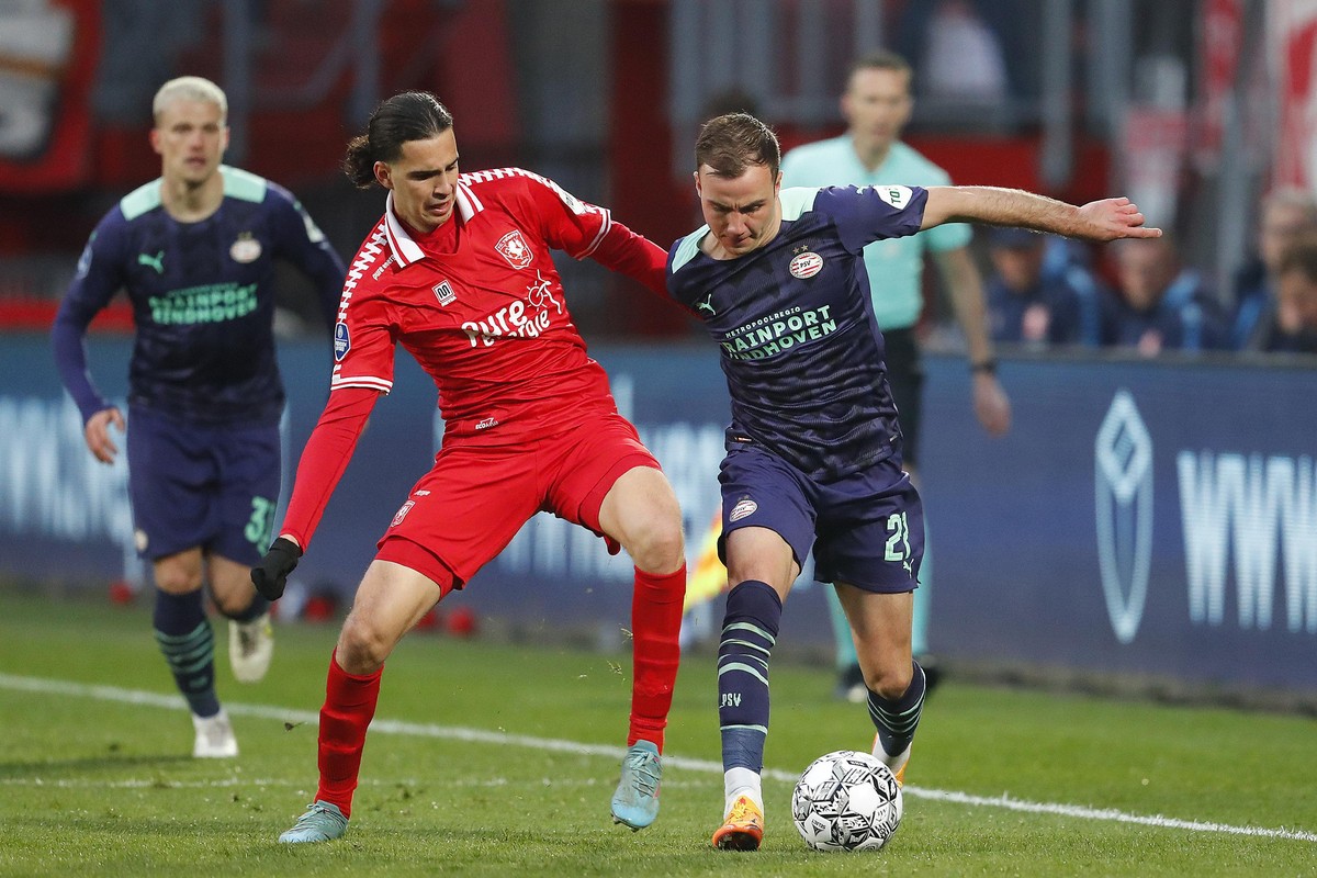 ENSCHEDE, 02-04-2022, Stadium de Grolsch Veste, football, Eredivisie, season 2021 / 2022, during the match FC Twente - PSV final score 3-3, FC Twente player Ramiz Zerrouki and PSV player Mario Gotze