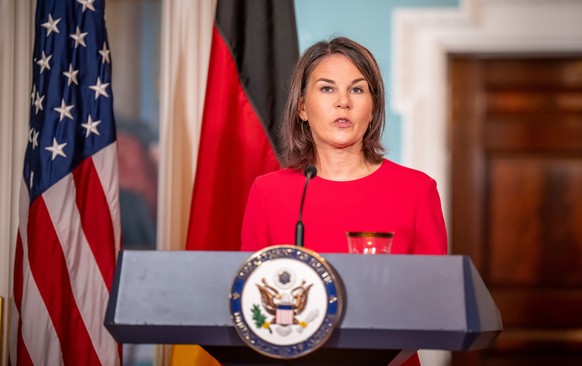 15.09.2023, USA, Washington: Annalena Baerbock (Bündnis 90/Die Grünen), Außenministerin, spricht während einer Pressekonferenz mit US-Außenminister Blinken nach dem bilateralen Gespräch. Im Mittelpunk ...