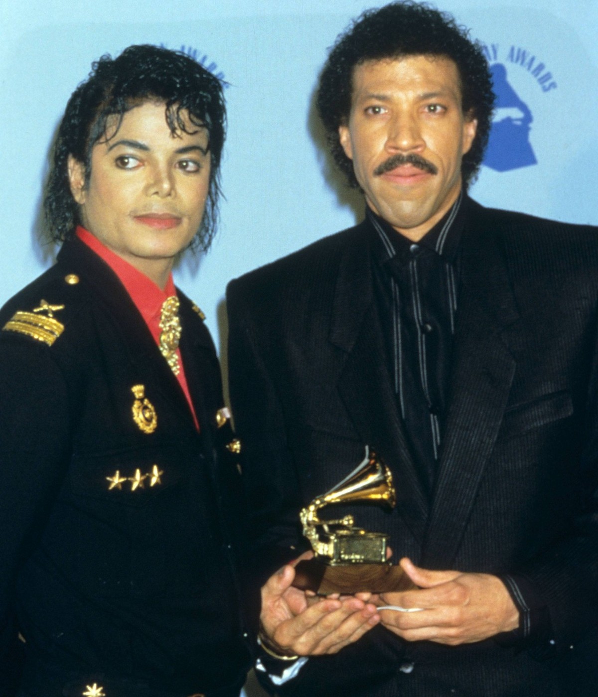 Sänger Michael Jackson (li.) und Sänger Lionel Richie mit Trophäe - Preisträger für der 28. Annual Grammy Awards für den Song - We Are The World - PUBLICATIONxINxGERxSUIxAUTxONLY; Aufnahmedatum geschÃ ...