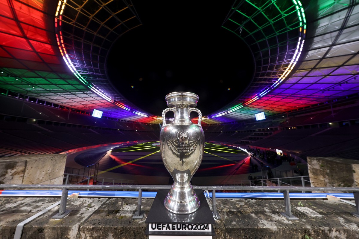 ARCHIV - 05.10.2021, Berlin: Der Siegerpokal der Fußball-Europameisterschaft 2024 steht im Olympiastadion in Berlin. Am Samstag wird in Hamburg die Vorrunde ausgelost. (zu dpa: «Zehn Städte, zehn Stad ...