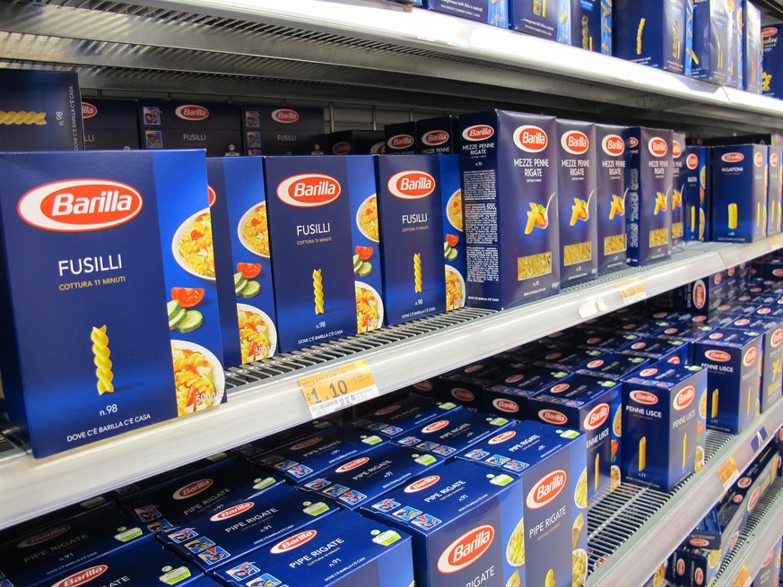 Barilla-Pasta wird am 20.07.2015 in einen Supermarkt in Rom zum Verkauf angeboten. Für viele Italiener ist ihre Esskultur mit typischen Produkten wie Pasta, Olivenöl und Käse wichtiger Teil ihrer Iden ...