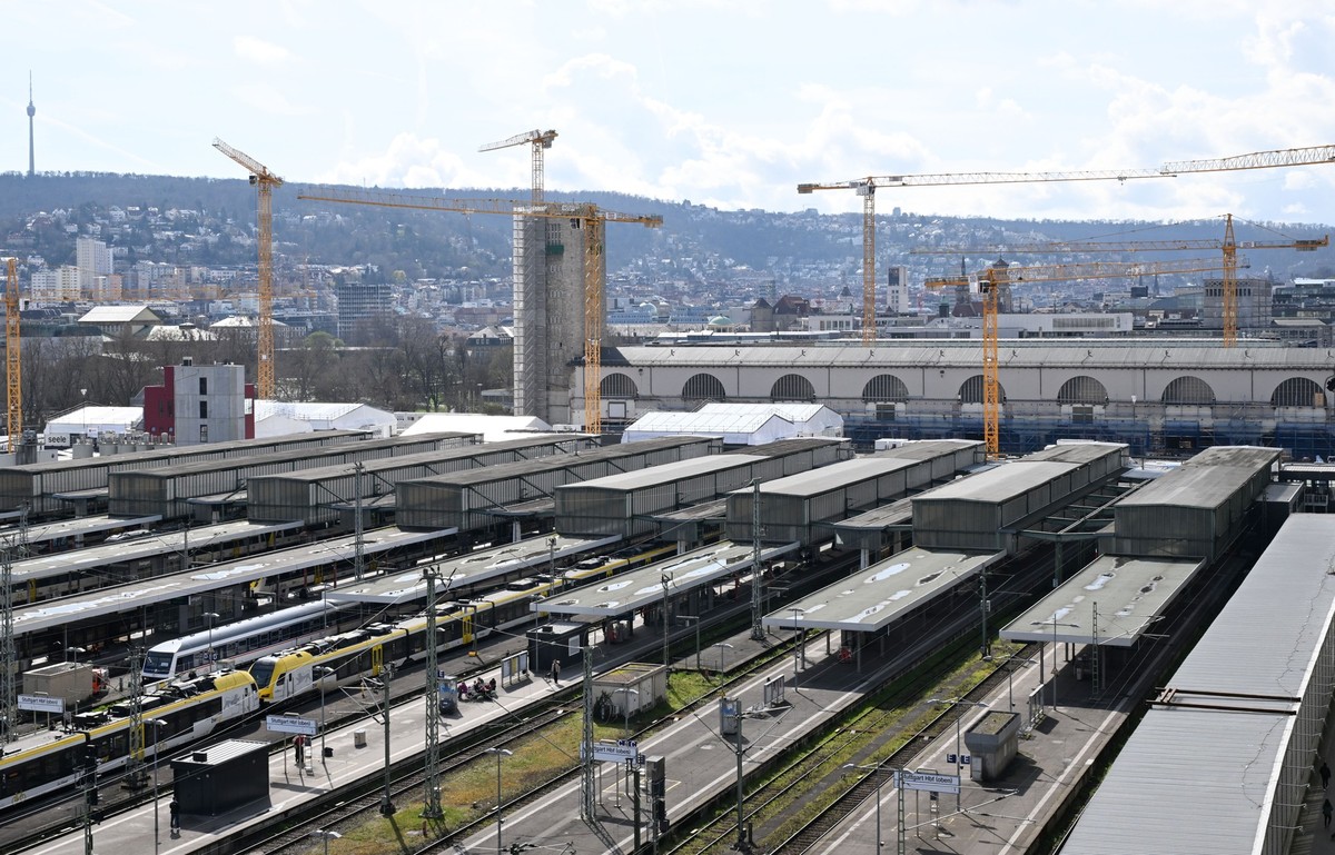 ARCHIV - 19.03.2024, Baden-W�rttemberg, Stuttgart: Der Bahnhof des milliardenschweren Bahnprojekts Stuttgart 21, bei der der Stuttgarter Hauptbahnhof unter die Erde verlegt werden soll. (zu dpa: �Stut ...
