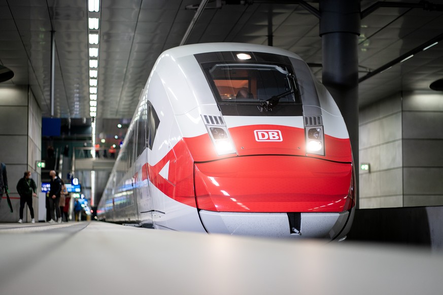 ARCHIV - 07.12.2020, Berlin: Ein ICE 4 mit symbolischer roter Maske steht am Gleis im Berliner Hauptbahnhof anl