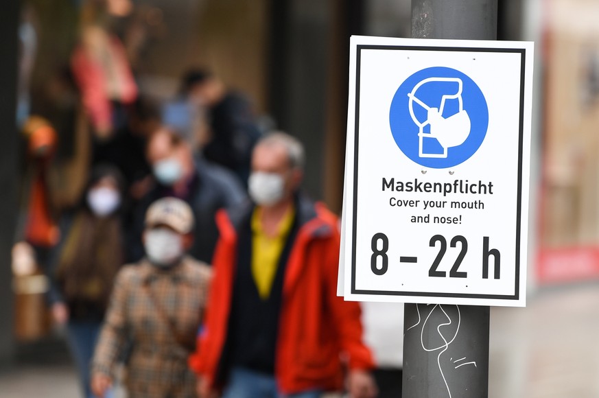Ein Schild mit der Aufschrift "Maskenpflicht" in der Frankfurter Innenstadt.
