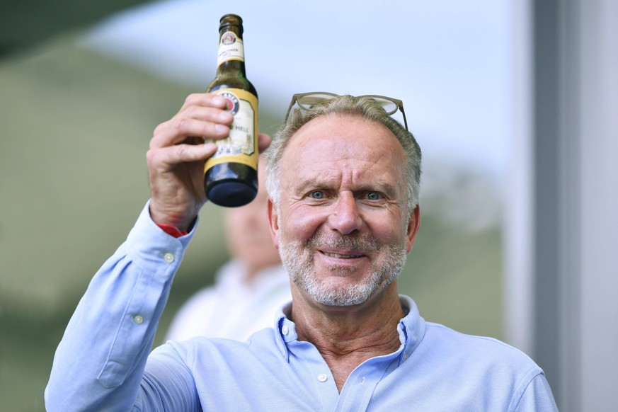 Fussball Bundesliga Saison 2019-2020 Spiel VfL Wolfsburg - FC Bayern Muenchen Deutscher Fussball Meister 2020 RUMMENIGGE Karl Heinz CEO Team FC Bayern Muenchen mit Flasche Bier Bundesliga Saison 2019- ...