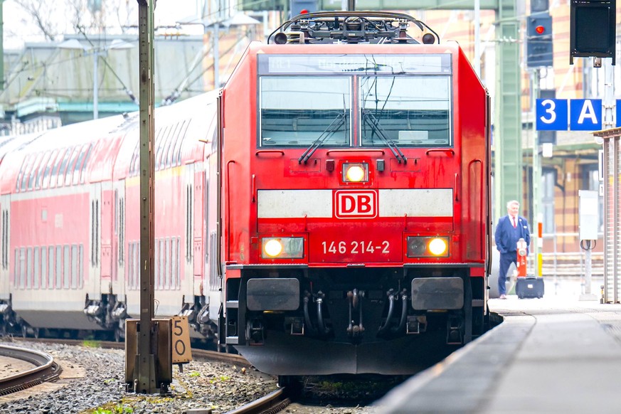 13.03.2024, Bremen: Ein Zug der DB f