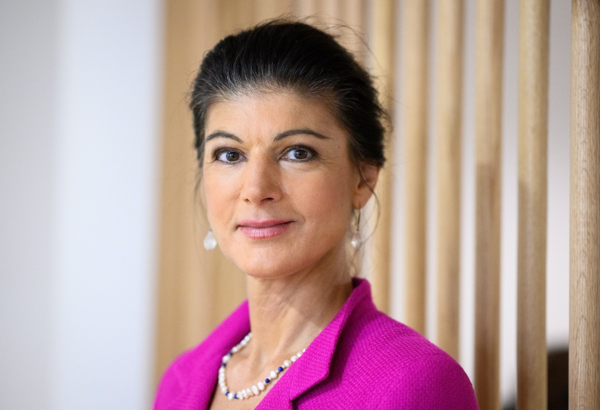 ARCHIV - 15.11.2023, Berlin: Sahra Wagenknecht steht im Newsroom der Deutschen Presse-Agentur dpa nach einem Interview mit der Nachrichtenagentur. (zu dpa: «Die AfD und die Ost-Wahlen: Warum 2024 ein  ...