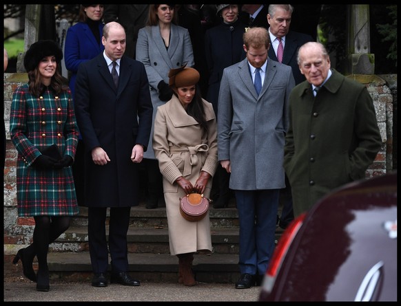 Kate, Prinz William, Meghan, Prinz Harry und Prinz Philipp 2017 vor der Kirche beim Sandringham Anwesen 